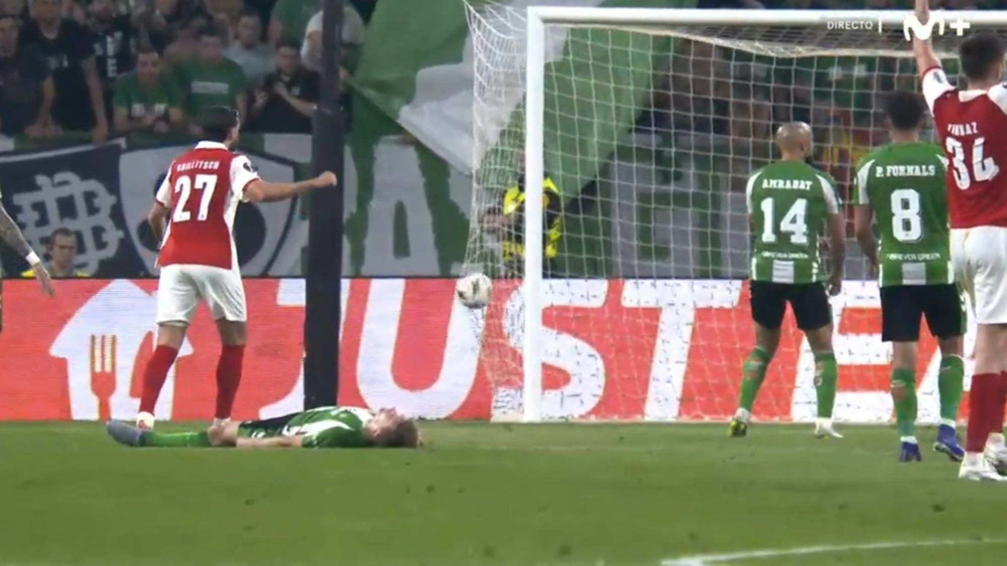 Beim Tor für Braga in der Europa League liegt Diego Llorente am Boden.