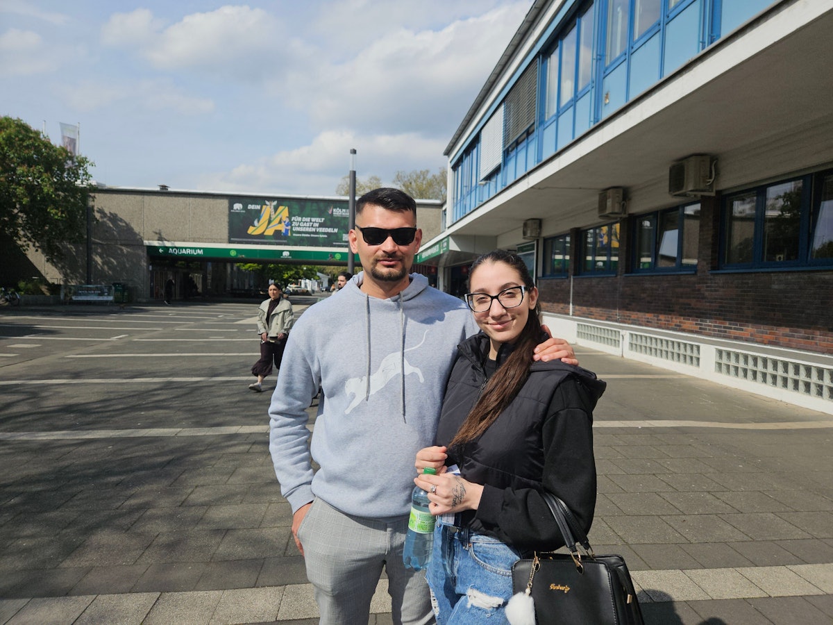 Ein Schild vor der Kasse am Kölner Zoo informiert über das neue dynamische Preissystem.