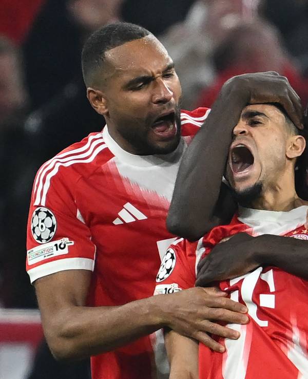 Luis Diaz (M.) feiert mit Dayot Upamecano (r.) und Jonathan Tah (l.) nach seinem Tor zum 3:3.