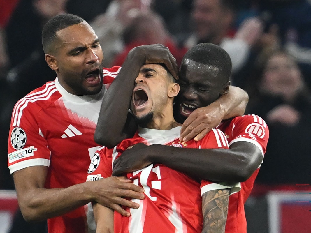 Luis Diaz (M.) feiert mit Dayot Upamecano (r.) und Jonathan Tah (l.) nach seinem Tor zum 3:3.