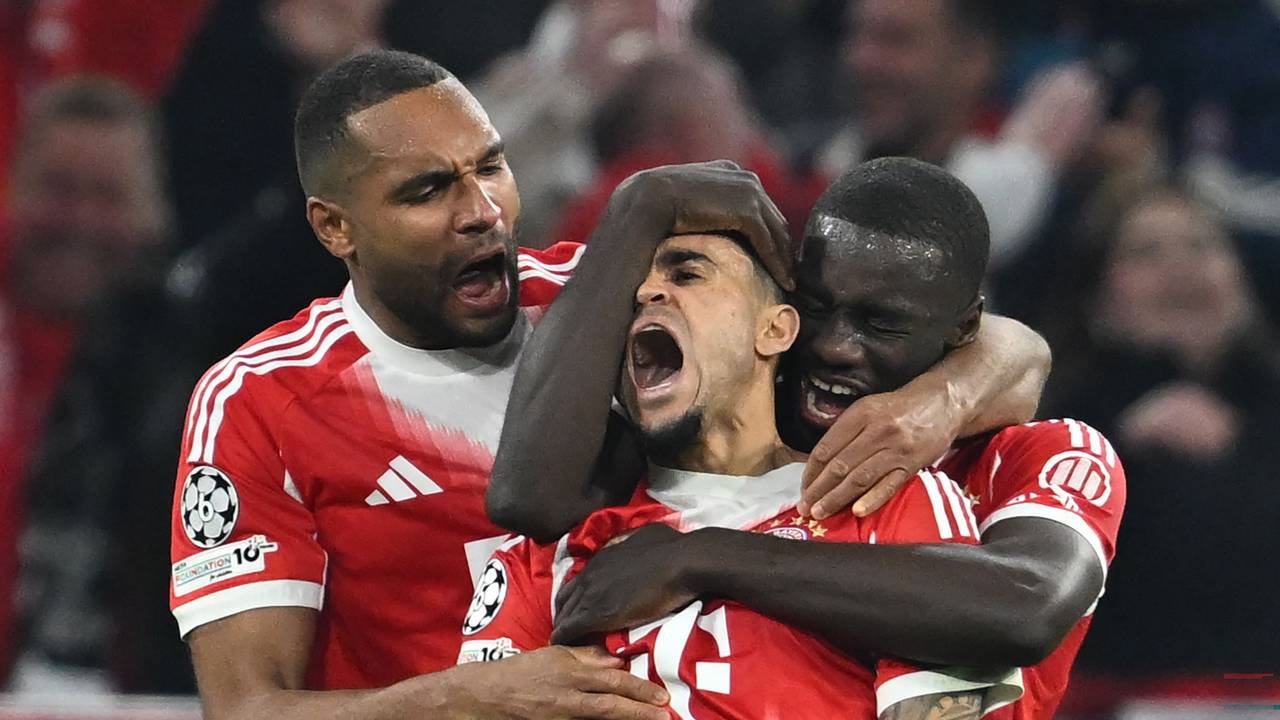Luis Diaz (M.) feiert mit Dayot Upamecano (r.) und Jonathan Tah (l.) nach seinem Tor zum 3:3.