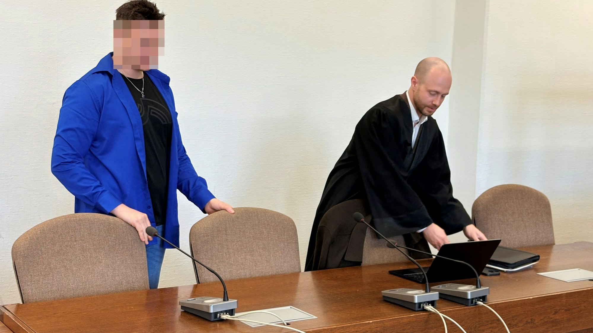 Der Beschuldigte mit seinem Verteidiger Markus Haupt beim Prozessauftakt im Kölner Landgericht