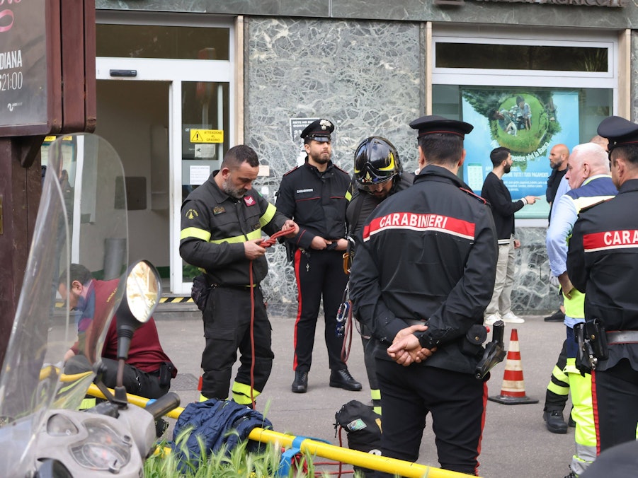 Italienische Polizei, Feuerwehr und Zivilisten