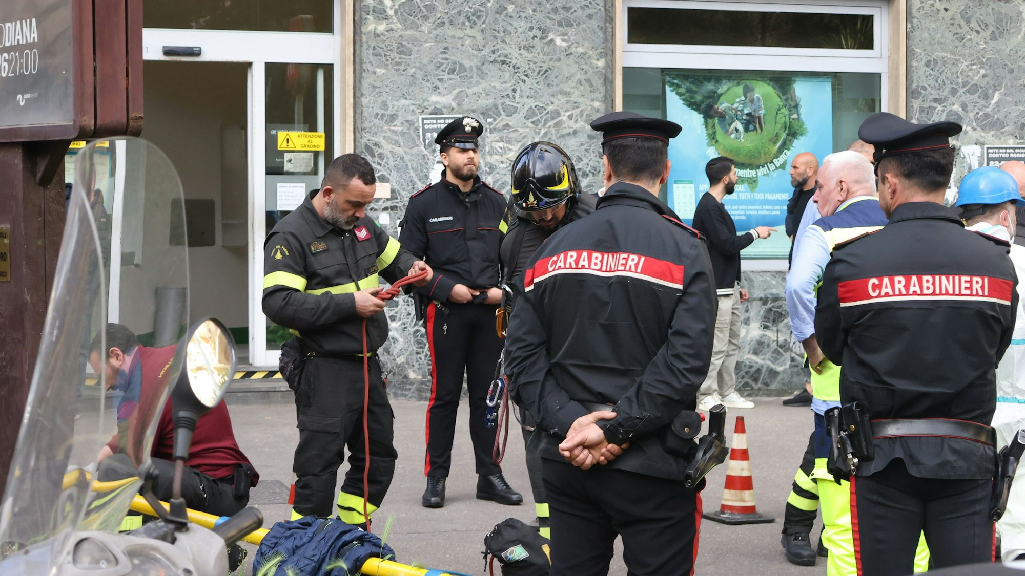Italienische Polizei, Feuerwehr und Zivilisten