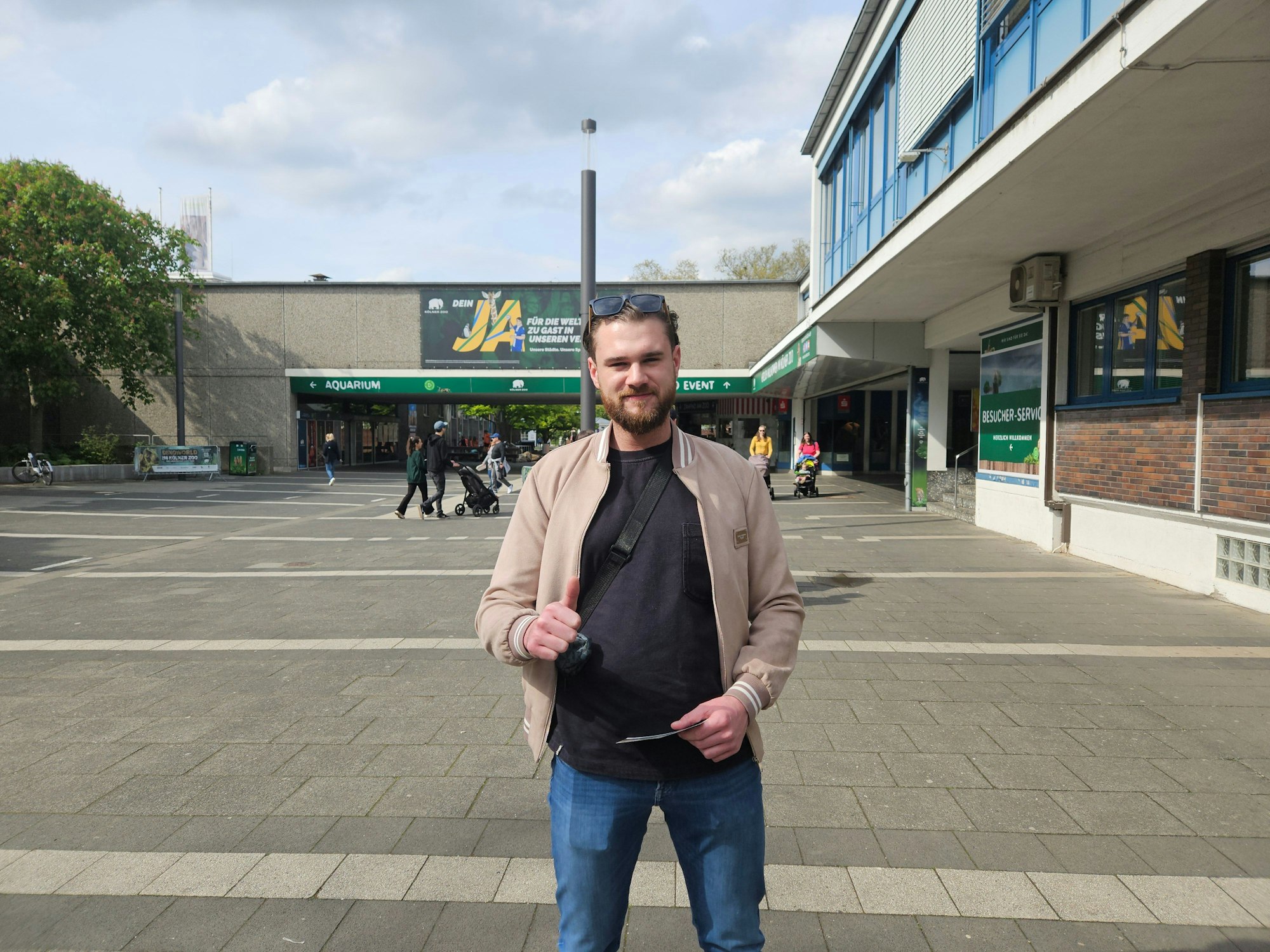Zoobesucher Kevin Kialka (28) vor dem Kölner Zoo.