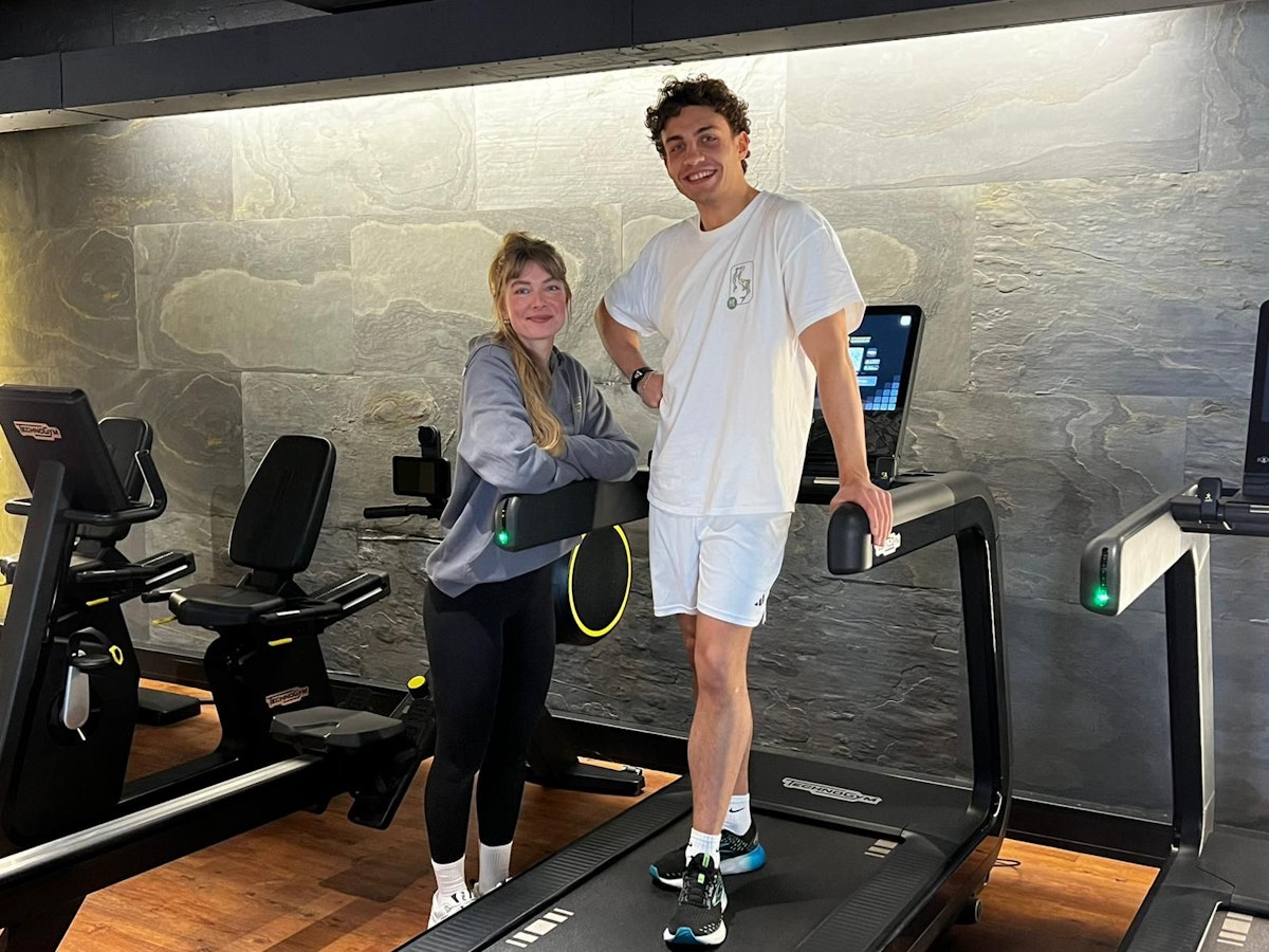 Zwei Menschen stehen auf einem Laufband im Sportcenter Kautz in Köln.