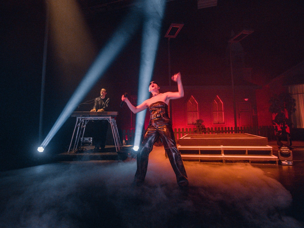 Sängerin Fuffifufzich (Vanessa Loibl) tritt im Depot 1 des Kölner Schauspiels auf.