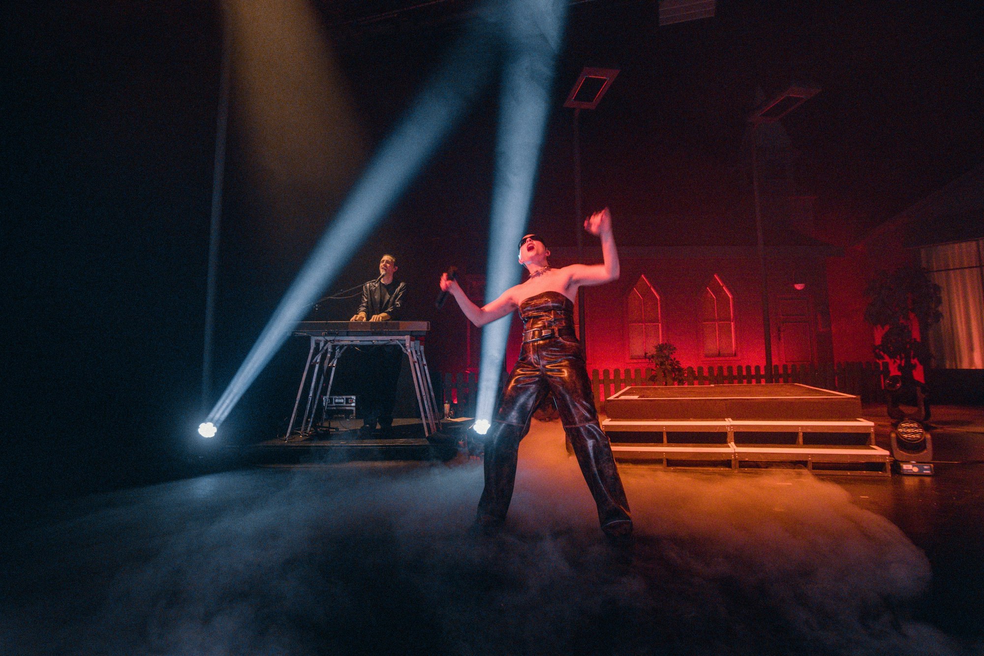 Sängerin Fuffifufzich (Vanessa Loibl) tritt im Depot 1 des Kölner Schauspiels auf.