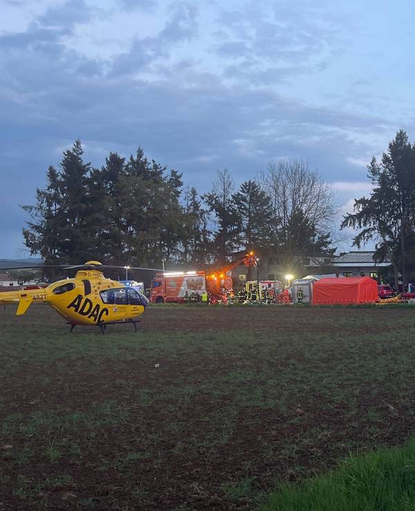 Rettungskräfte stehen nach einem Unglück in Runkel bereit.
