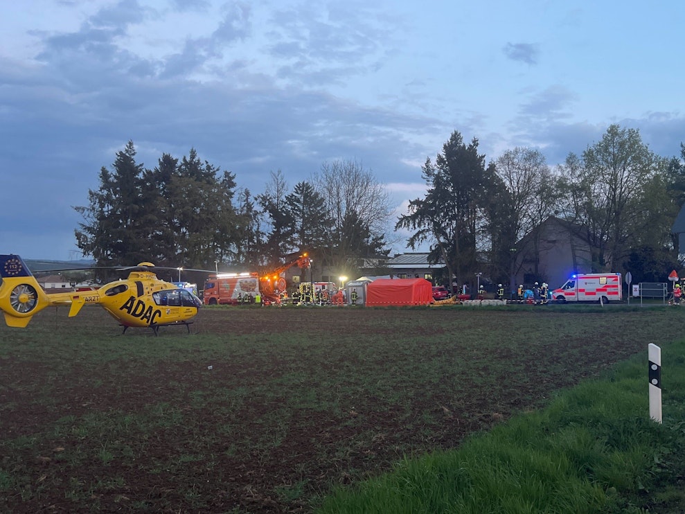Rettungskräfte stehen nach einem Unglück in Runkel bereit.