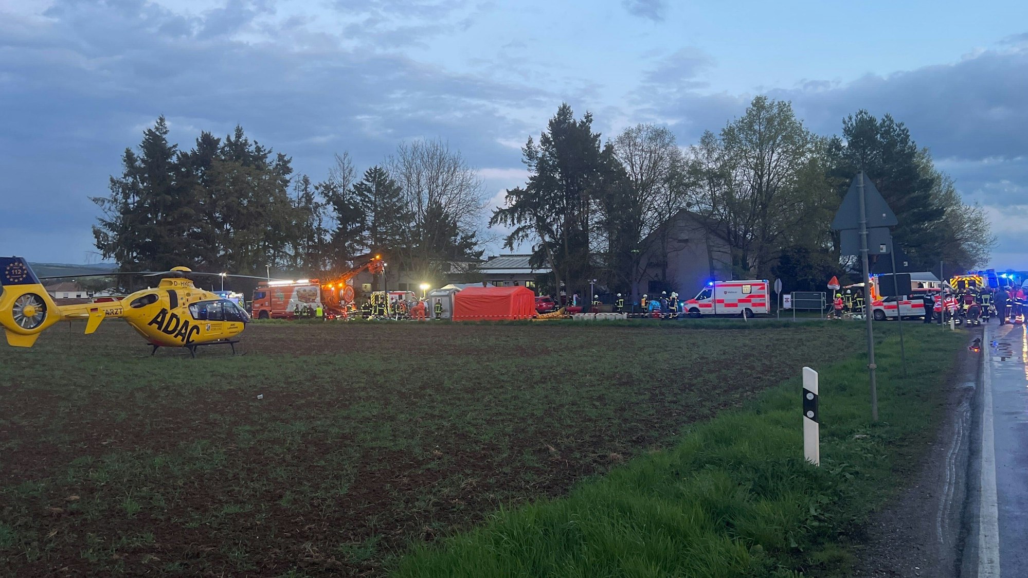 Rettungskräfte stehen nach einem Unglück in Runkel bereit.