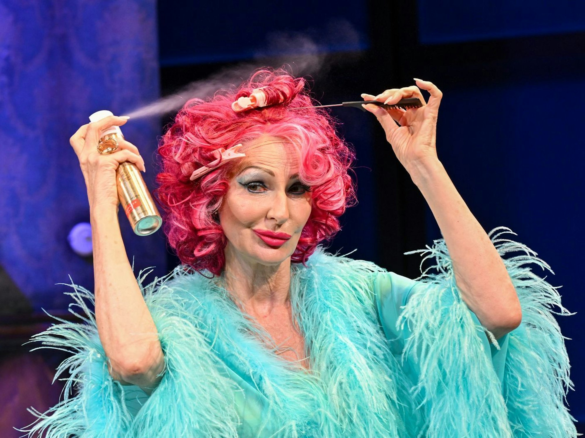 „Mein Hauptberuf findet gar nicht im Fernsehen statt“, stellt Désirée Nick, hier 2024 auf der Theaterbühne am Bayerischen Hof, klar. (Bild: 2024 Getty Images/Hannes Magerstaedt)