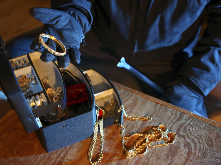Einbrecher mit Schmuck und Schmuckschatulle