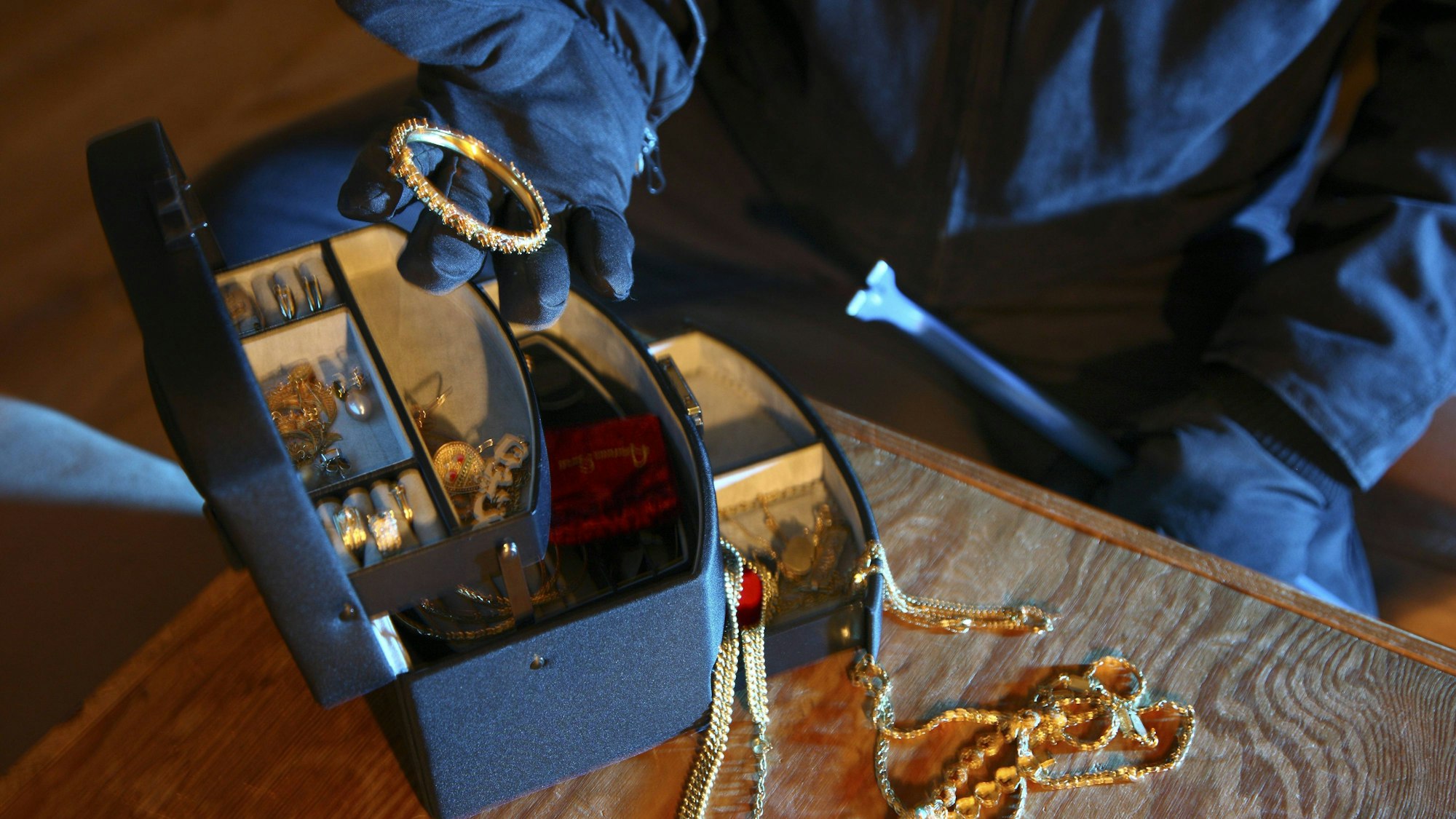 Einbrecher mit Schmuck und Schmuckschatulle