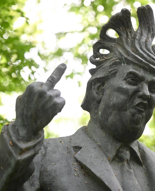 Bronzefigur von Donald Trump auf dem «Arschlochwandelweg»