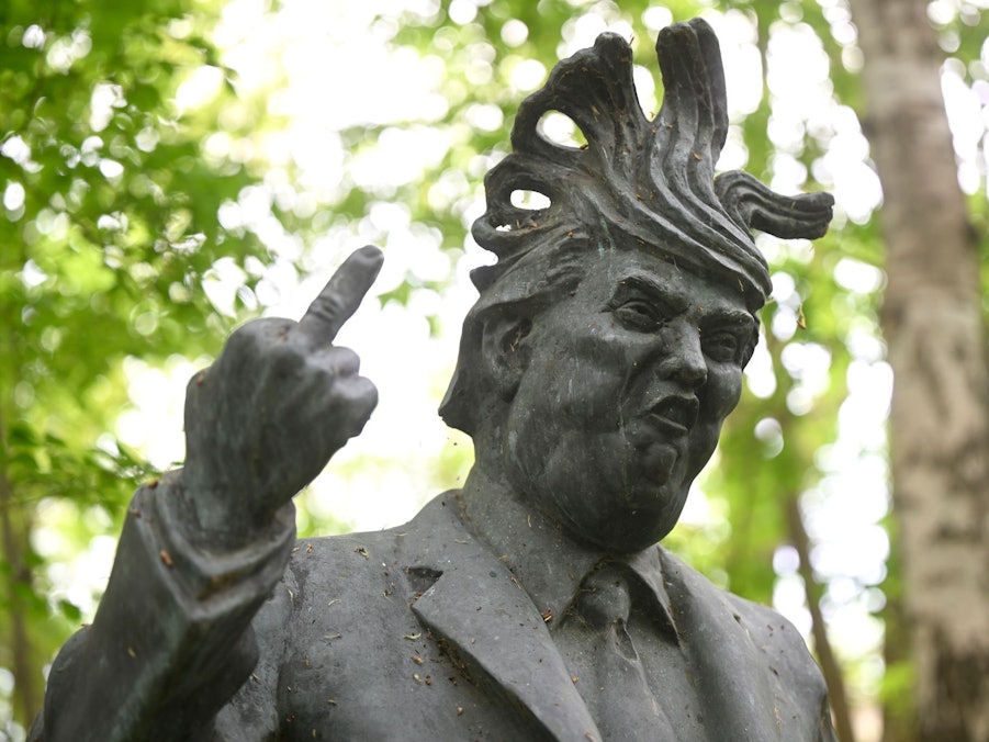 Bronzefigur von Donald Trump auf dem «Arschlochwandelweg»
