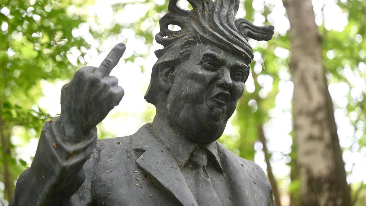 Bronzefigur von Donald Trump auf dem «Arschlochwandelweg»