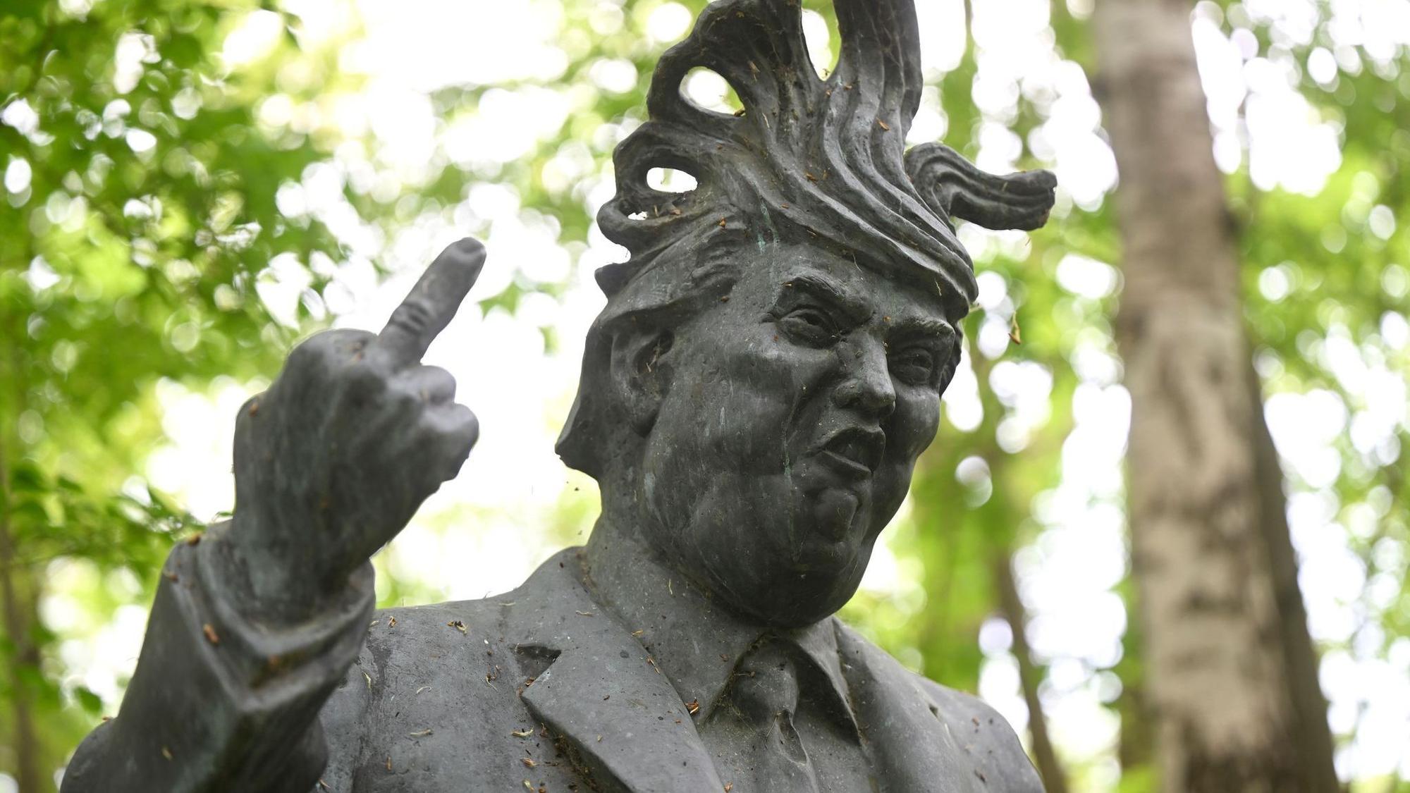 Bronzefigur von Donald Trump auf dem «Arschlochwandelweg»