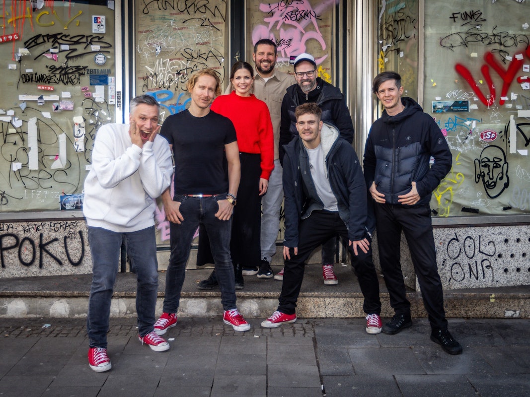 Auf der Aachener Straße in Köln soll das Brauhaus „Marie & Johann“ entstehen: Basti Campmann (v.l.n.r.), Flo Peil, Kim Gerstenberg, Till Riekenbrauk, Ena Schwiers, Nils Plum, Sebi Wagner.