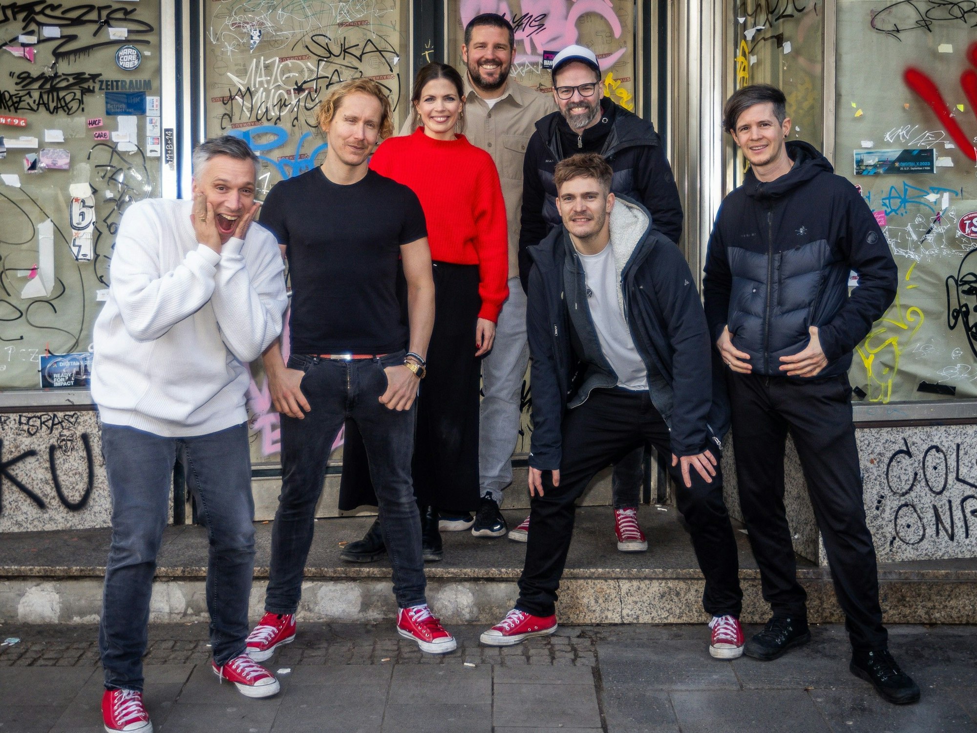 Auf der Aachener Straße in Köln soll das Brauhaus „Marie & Johann“ entstehen: Basti Campmann (v.l.n.r.), Flo Peil, Kim Gerstenberg, Till Riekenbrauk, Ena Schwiers, Nils Plum, Sebi Wagner.