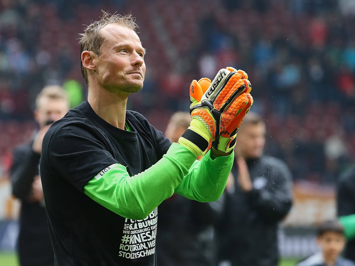 Alexander Manninger klatscht mit Torwarthandschuhen in die Hände.