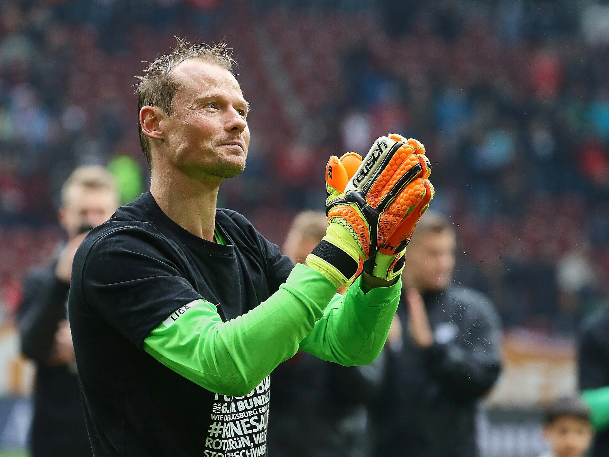 Alexander Manninger klatscht mit Torwarthandschuhen in die Hände.