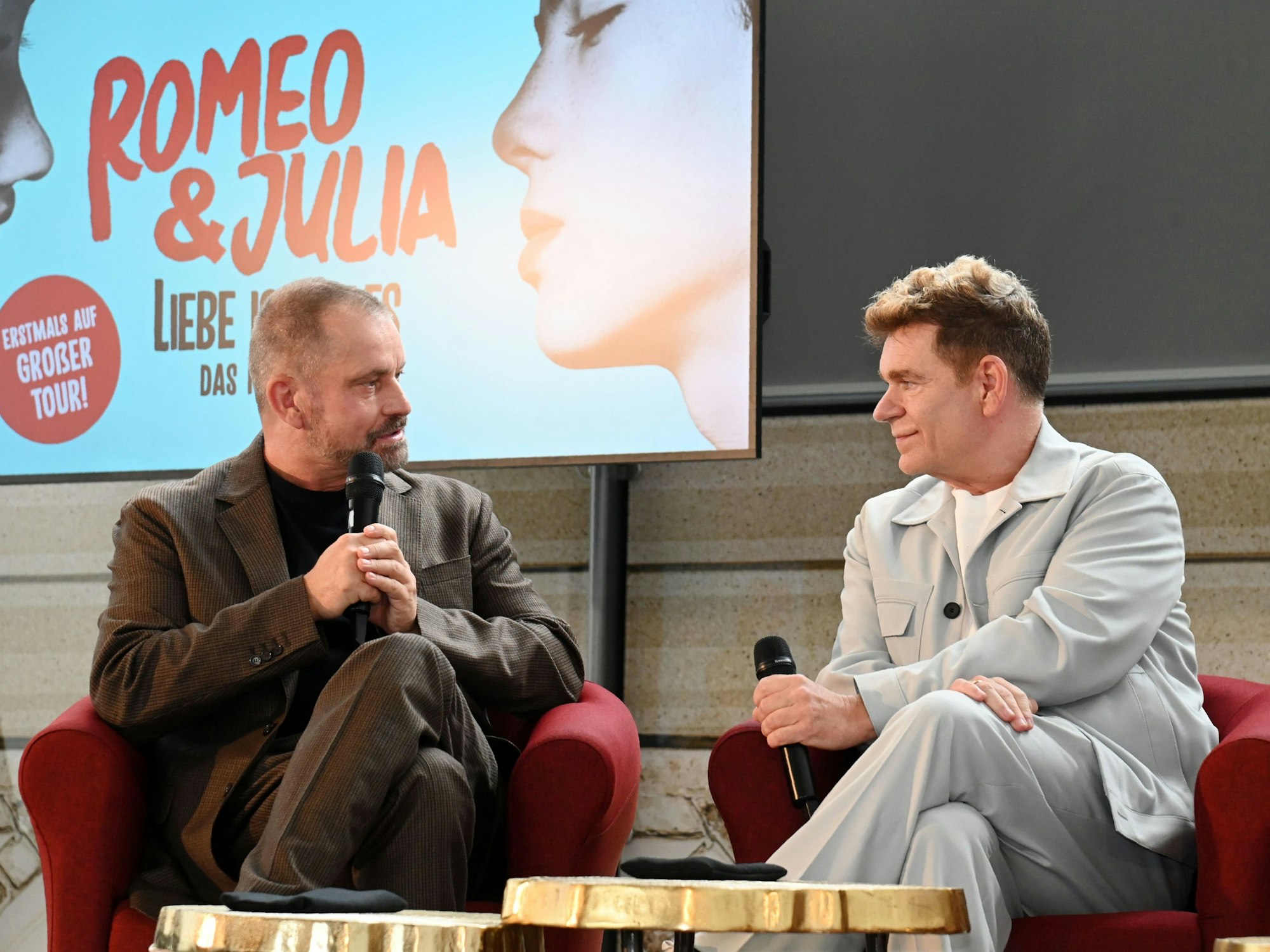 Peter Plate und Ulf Leo Sommer sprechen bei einer Talkrunde.