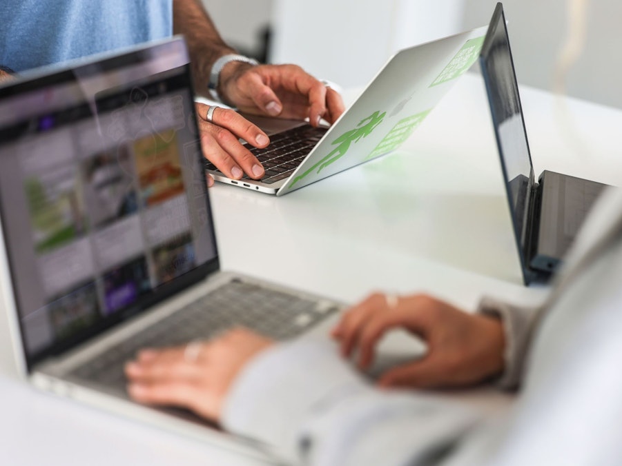 Teilnehmer eines Meetings arbeiten im Startup-Hub