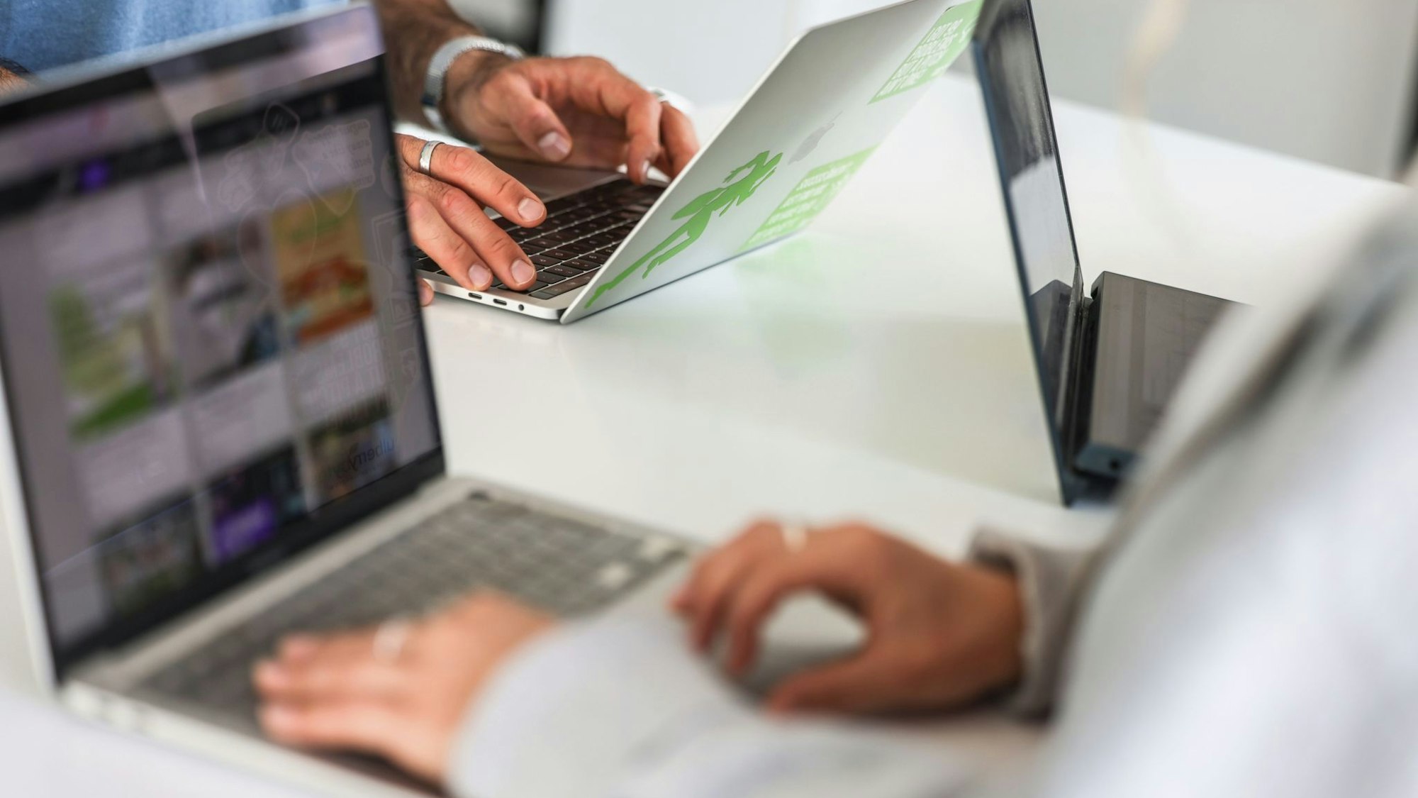 Teilnehmer eines Meetings arbeiten im Startup-Hub