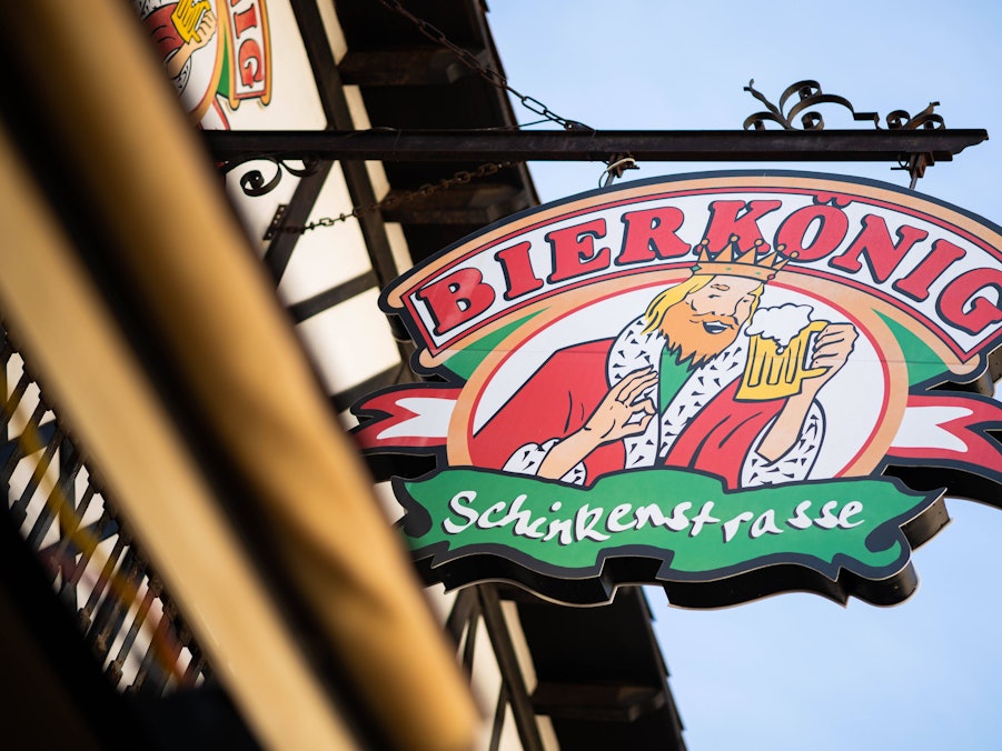 König mit Bier auf einem Schild