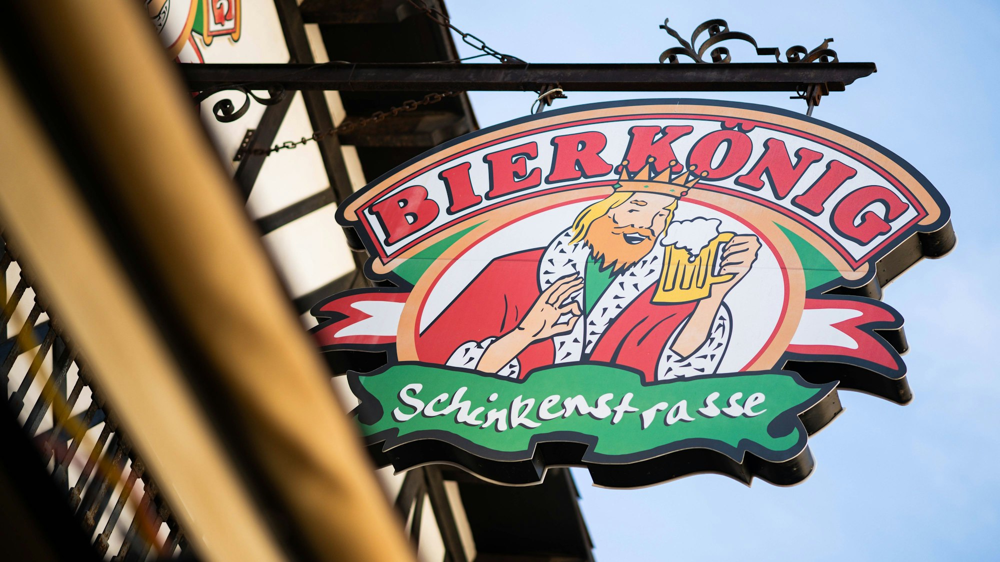 König mit Bier auf einem Schild