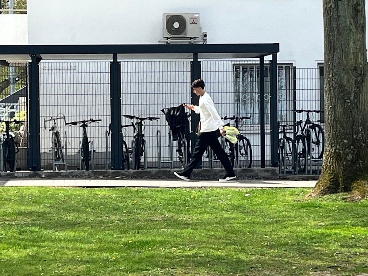 Am Geißbockheim geht Denis Huseinbasic in Zivil.