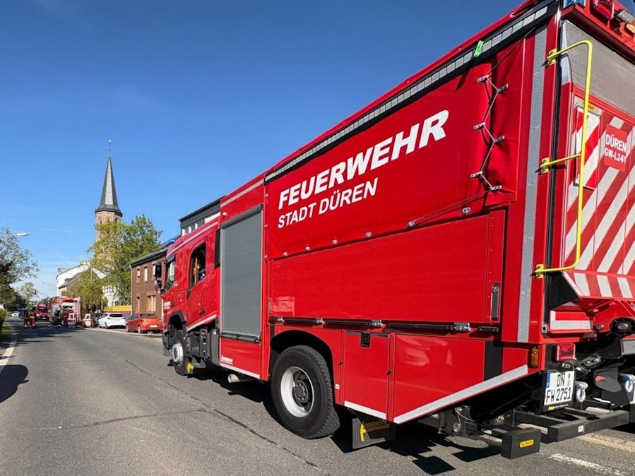 Feuerwehreinsatz nach Dachstuhlbrand in Düren-Gürzenich.
