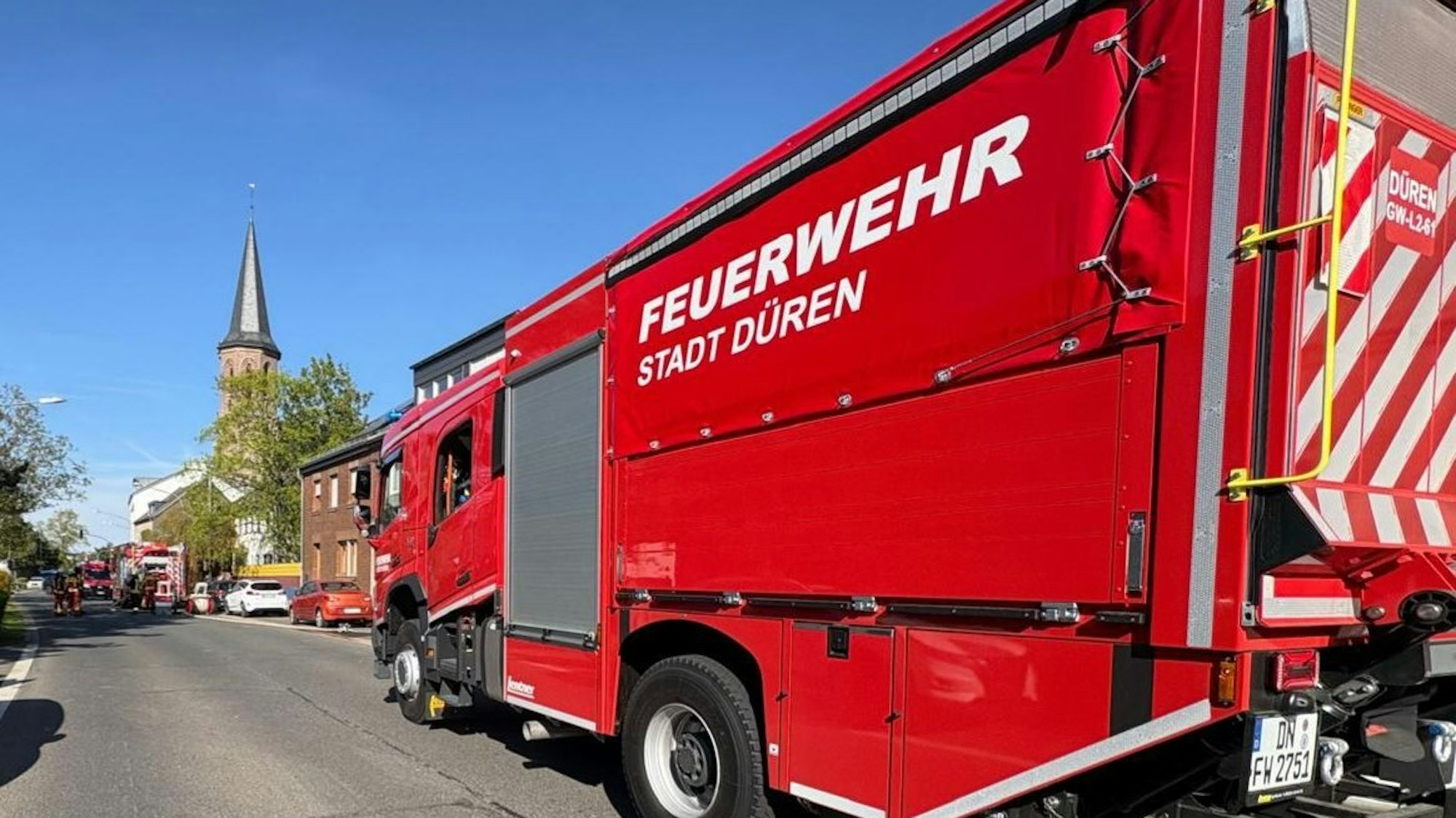 Feuerwehreinsatz nach Dachstuhlbrand in Düren-Gürzenich.