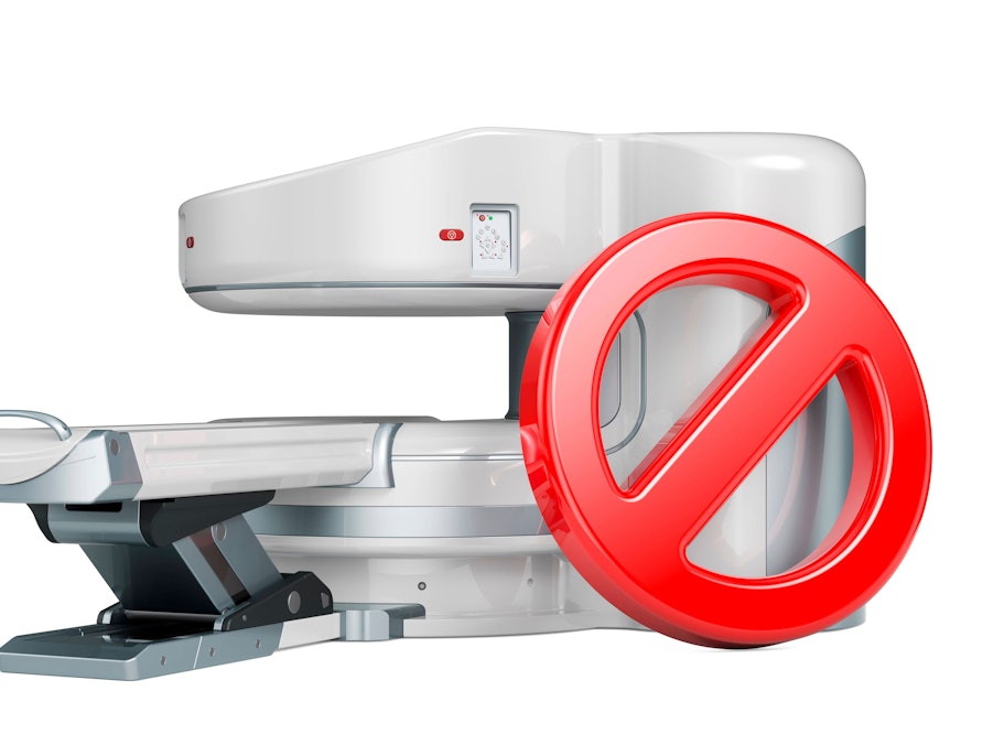 Verbotssymbol mit offenem MRT- oder CT-Gerät