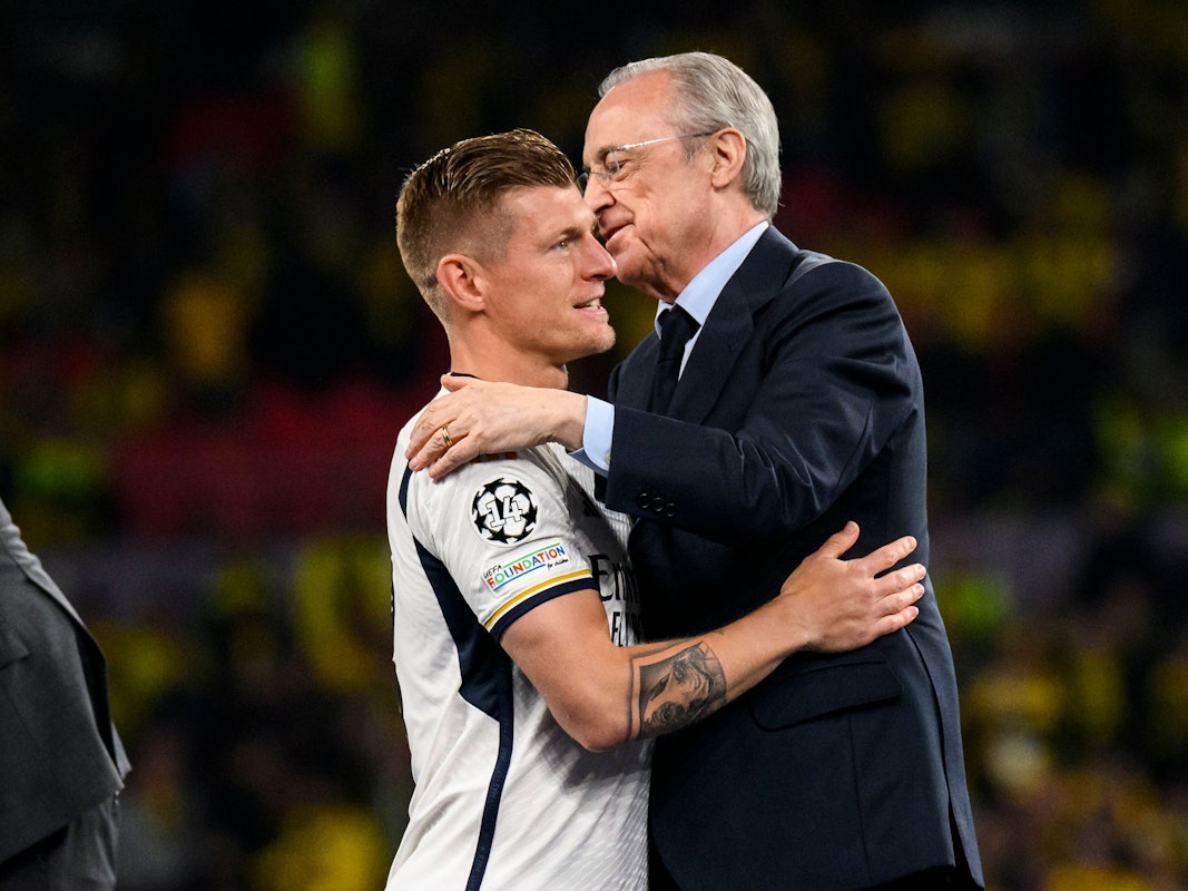 Florentino Pérez (r), Präsident von Real Madrid, umarmt Madrids Toni Kroos (l) bei der Siegerehrung.