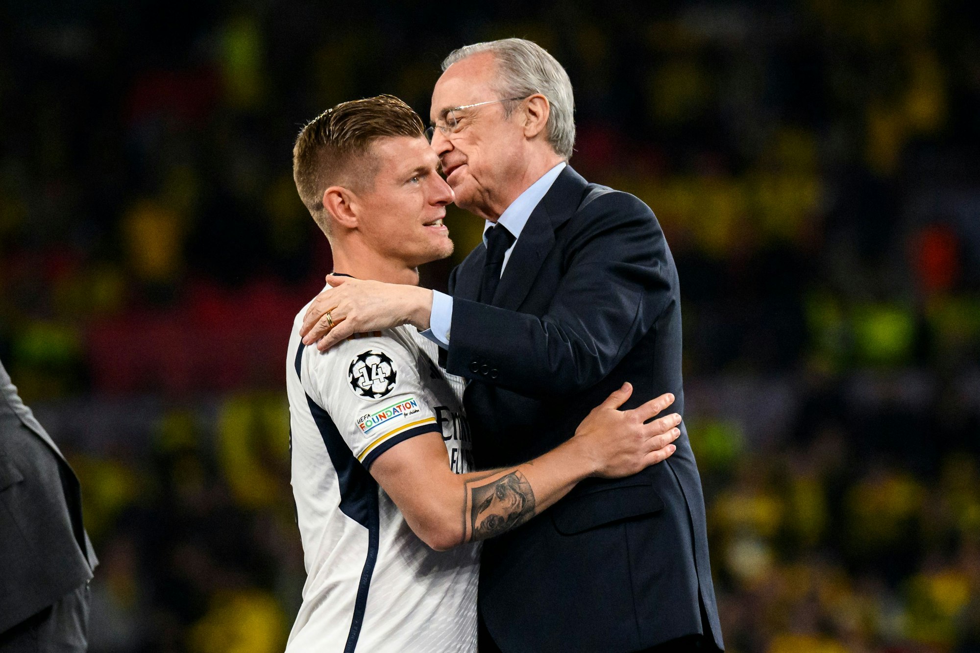 Florentino Pérez (r), Präsident von Real Madrid, umarmt Madrids Toni Kroos (l) bei der Siegerehrung.