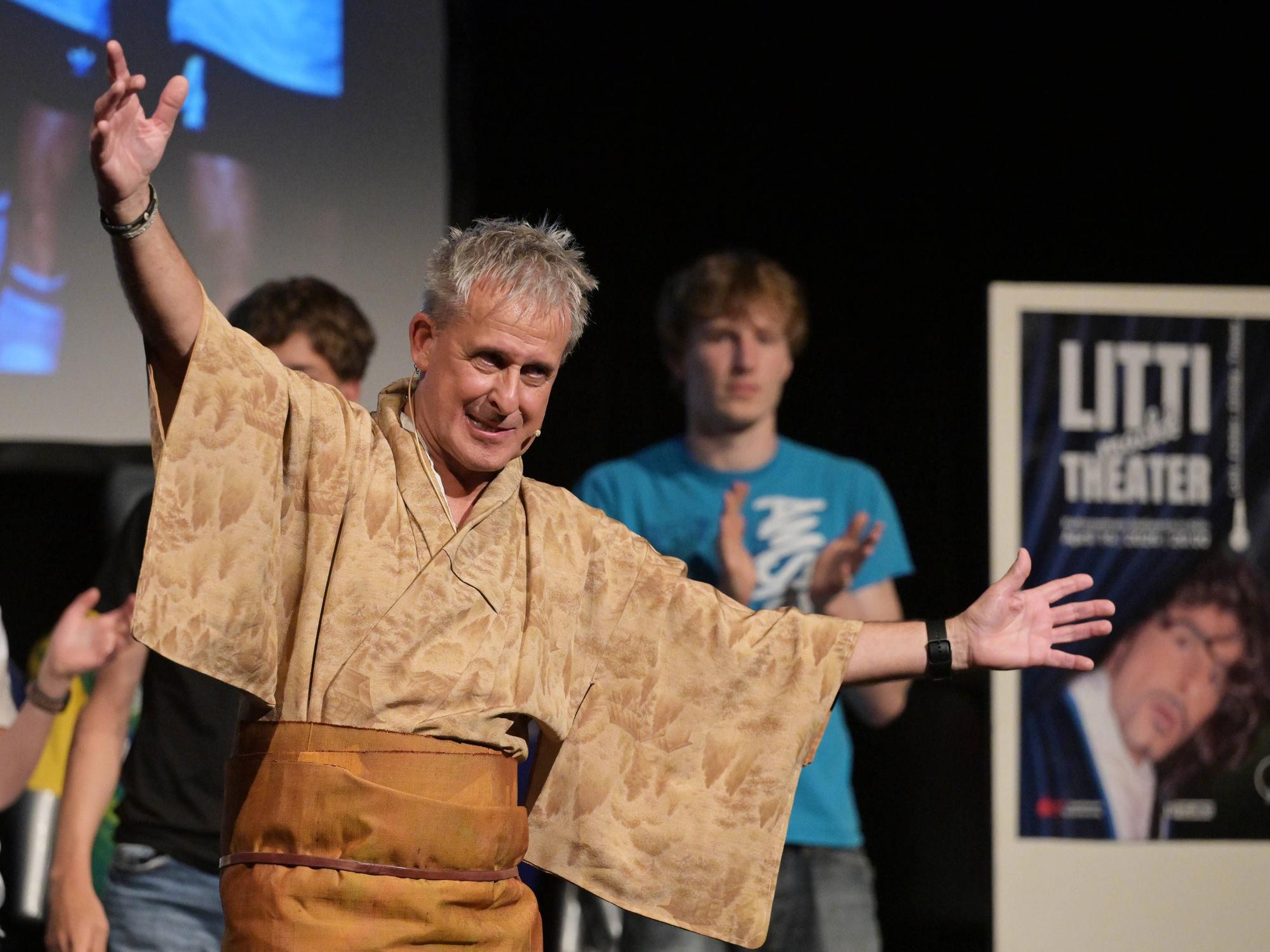 Pierre Littbarski beim Theaterstück in Köln.