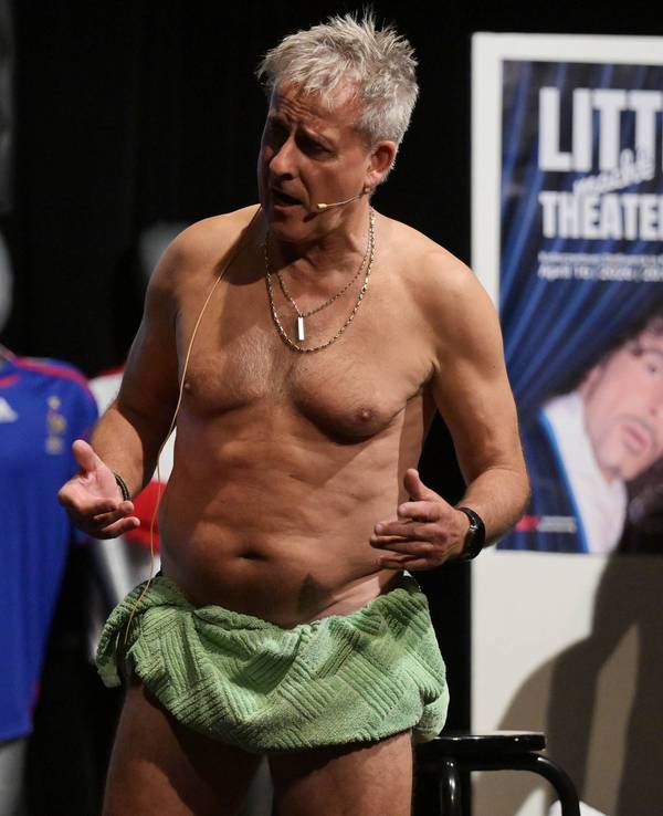 Pierre Littbarski beim Theaterstück in Köln.