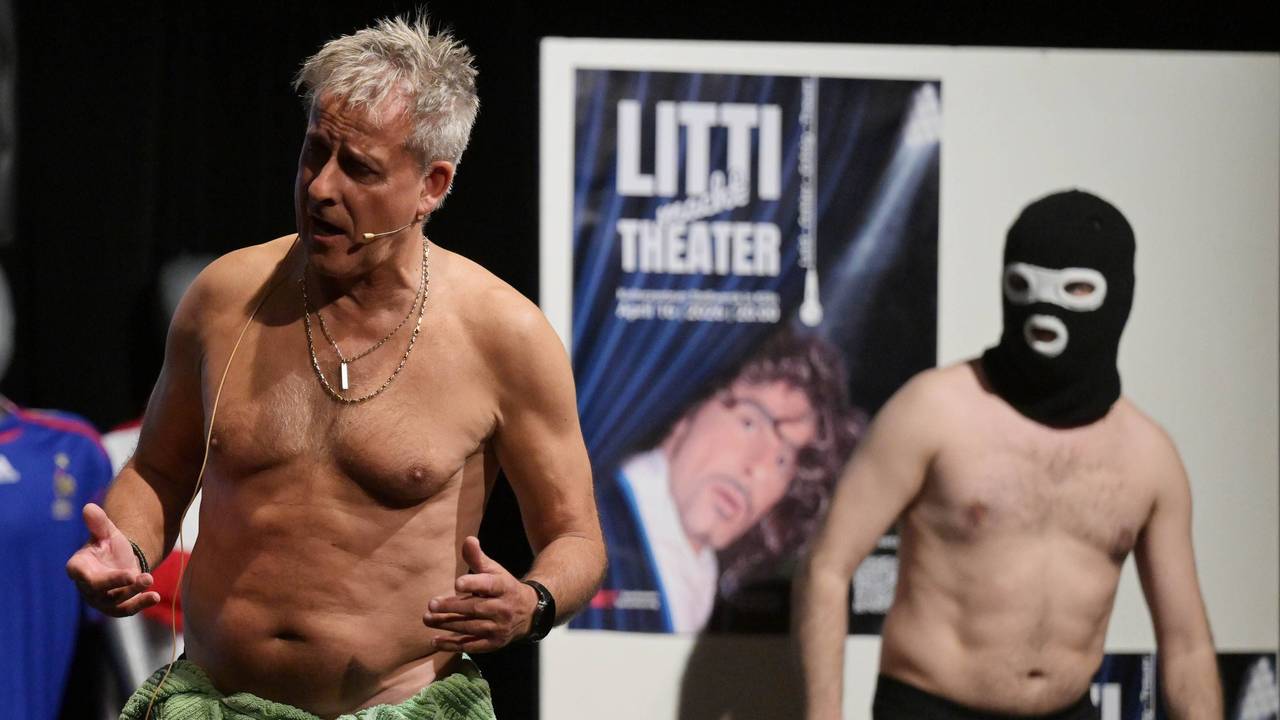 Pierre Littbarski beim Theaterstück in Köln.