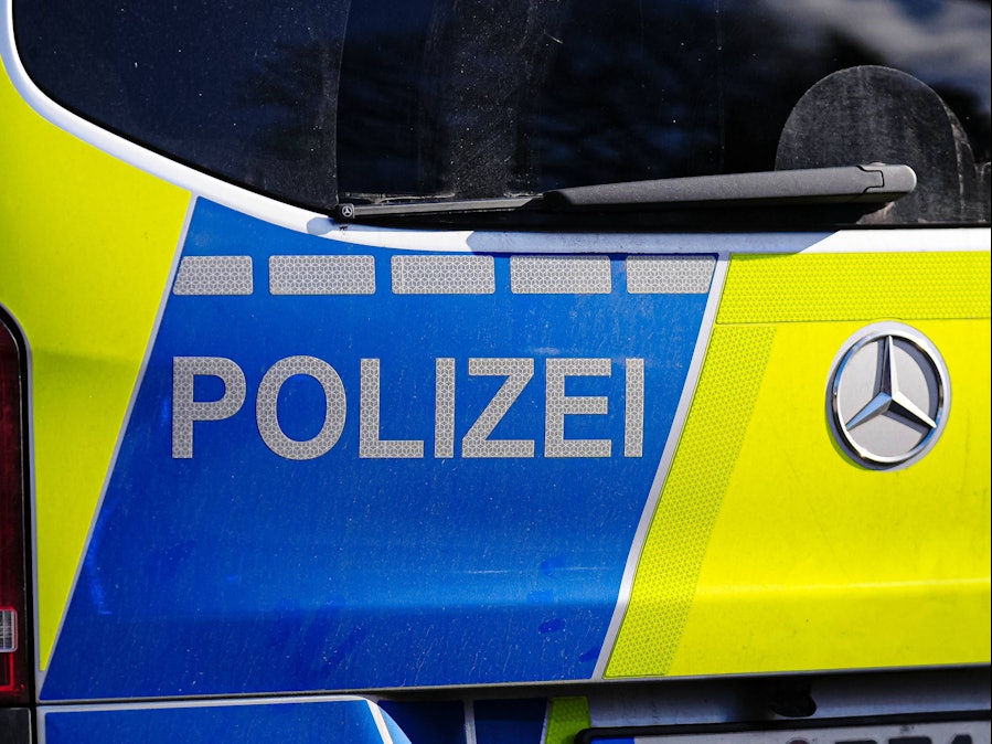 Polizeiauto mit Aufschrift Polizei