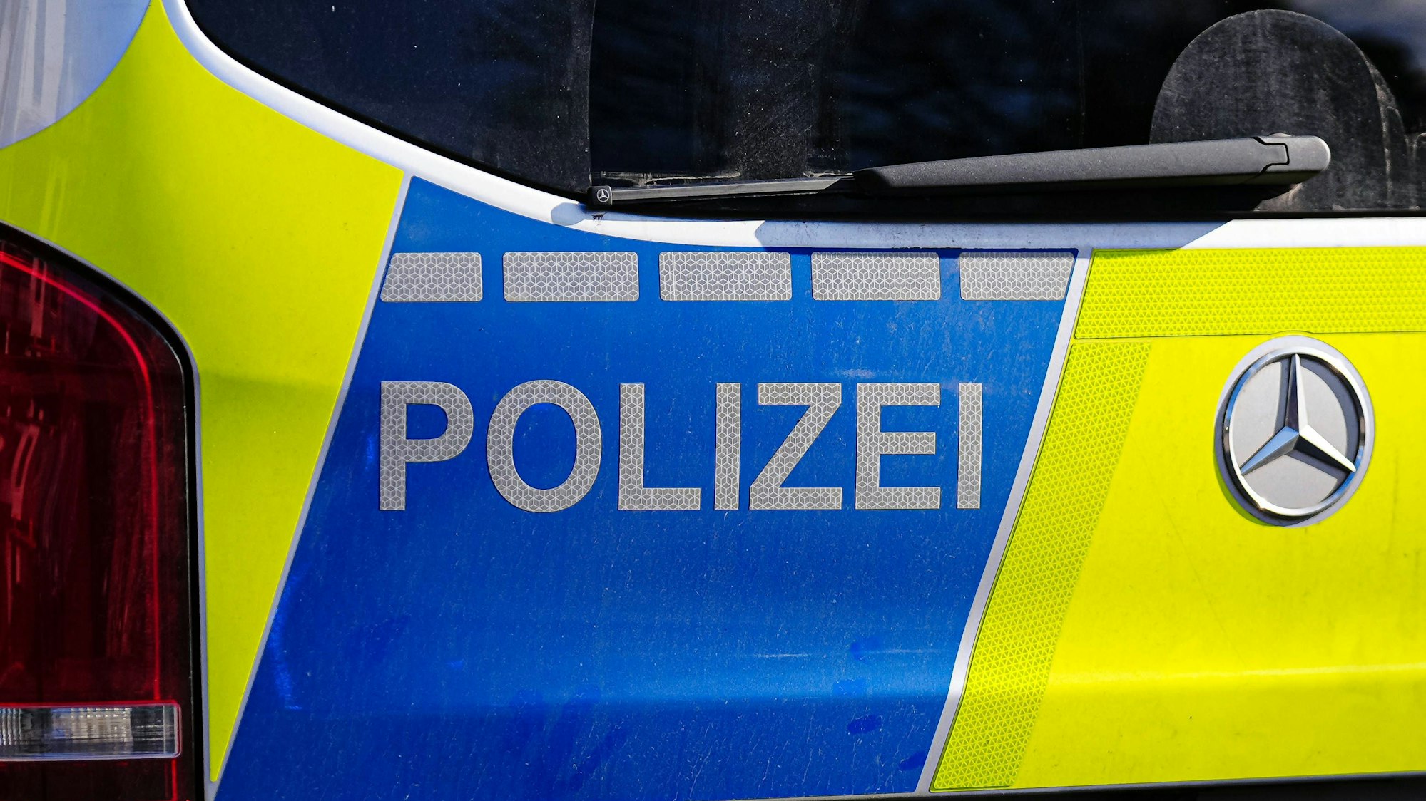 Polizeiauto mit Aufschrift Polizei