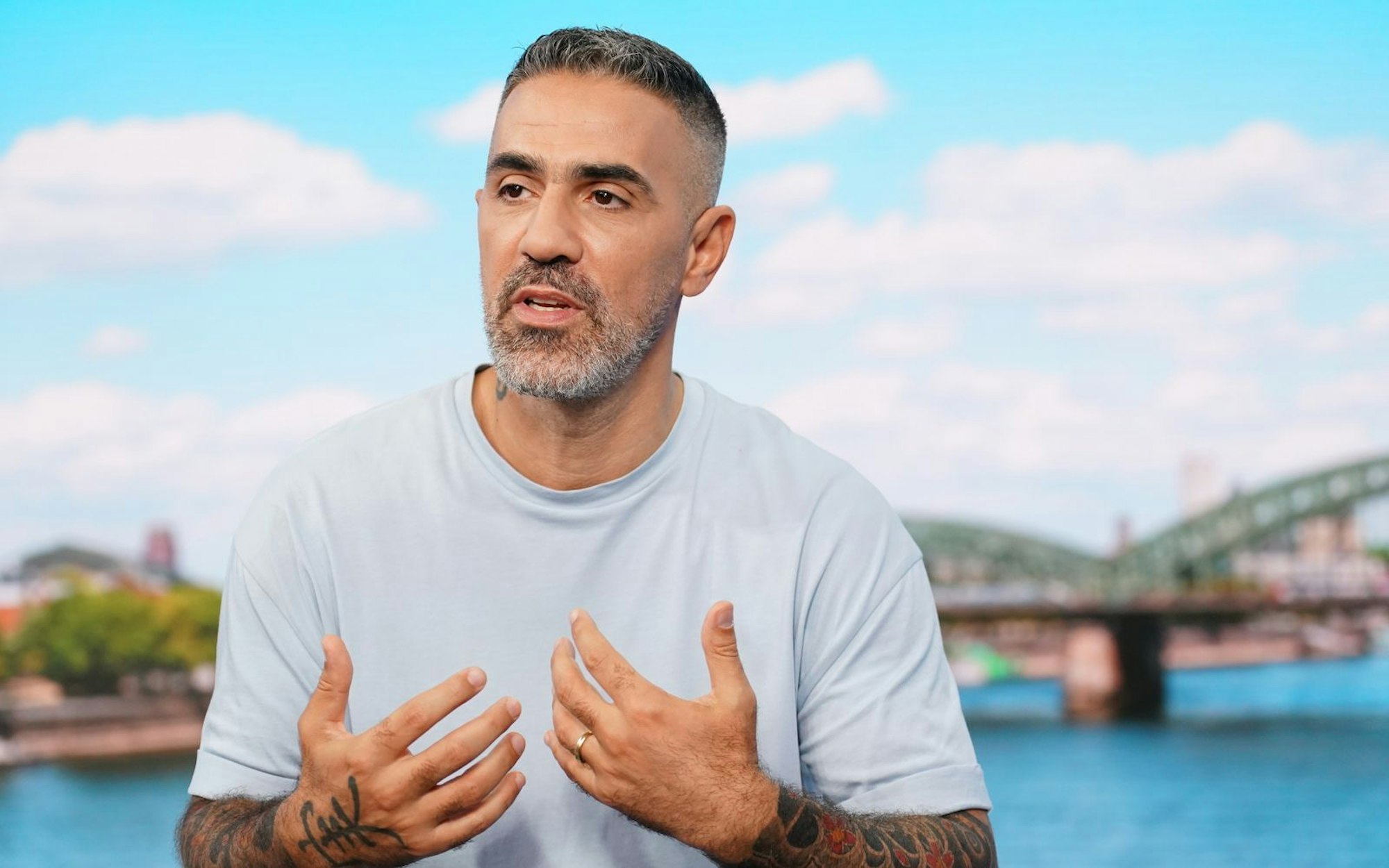 Die Nachbearbeitung der aktuellen DSDS-Folgen stimmt Bushio unglücklich. (Bild: RTL / Stefan Gregorowius )