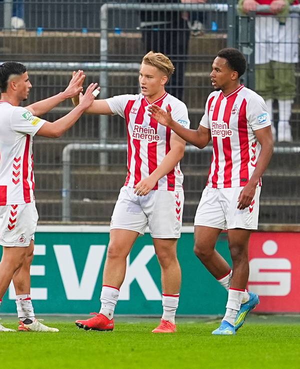 Torjubel nach dem Tor zum 2:0 für den FC Köln II durch Torschütze Youssoupha Niang (r.) zusammen mit Arda Süne (l.) und Fynn Schenten.