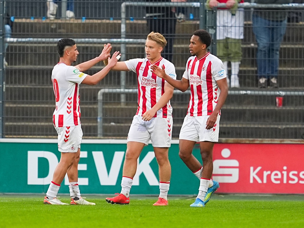 Torjubel nach dem Tor zum 2:0 für den FC Köln II durch Torschütze Youssoupha Niang (r.) zusammen mit Arda Süne (l.) und Fynn Schenten.