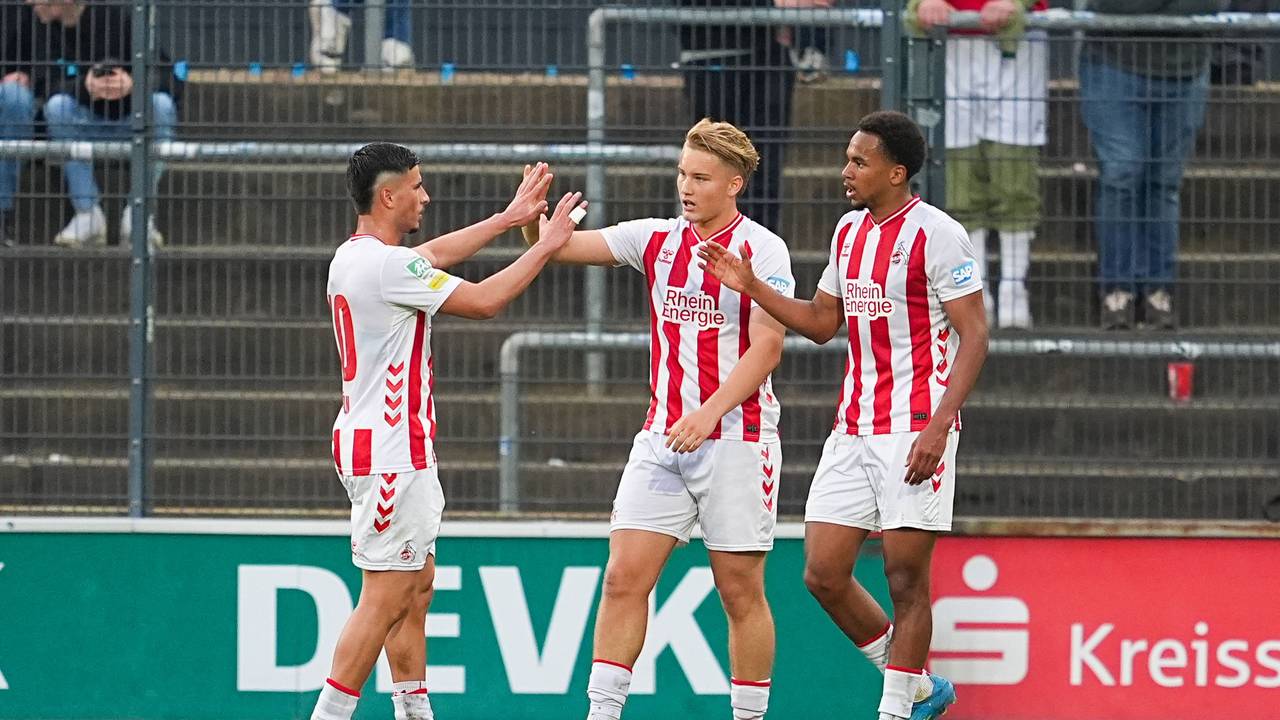Torjubel nach dem Tor zum 2:0 für den FC Köln II durch Torschütze Youssoupha Niang (r.) zusammen mit Arda Süne (l.) und Fynn Schenten.