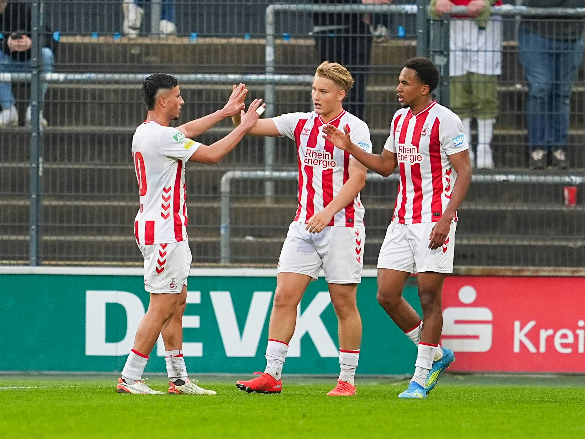 Torjubel nach dem Tor zum 2:0 für den FC Köln II durch Torschütze Youssoupha Niang (r.) zusammen mit Arda Süne (l.) und Fynn Schenten.