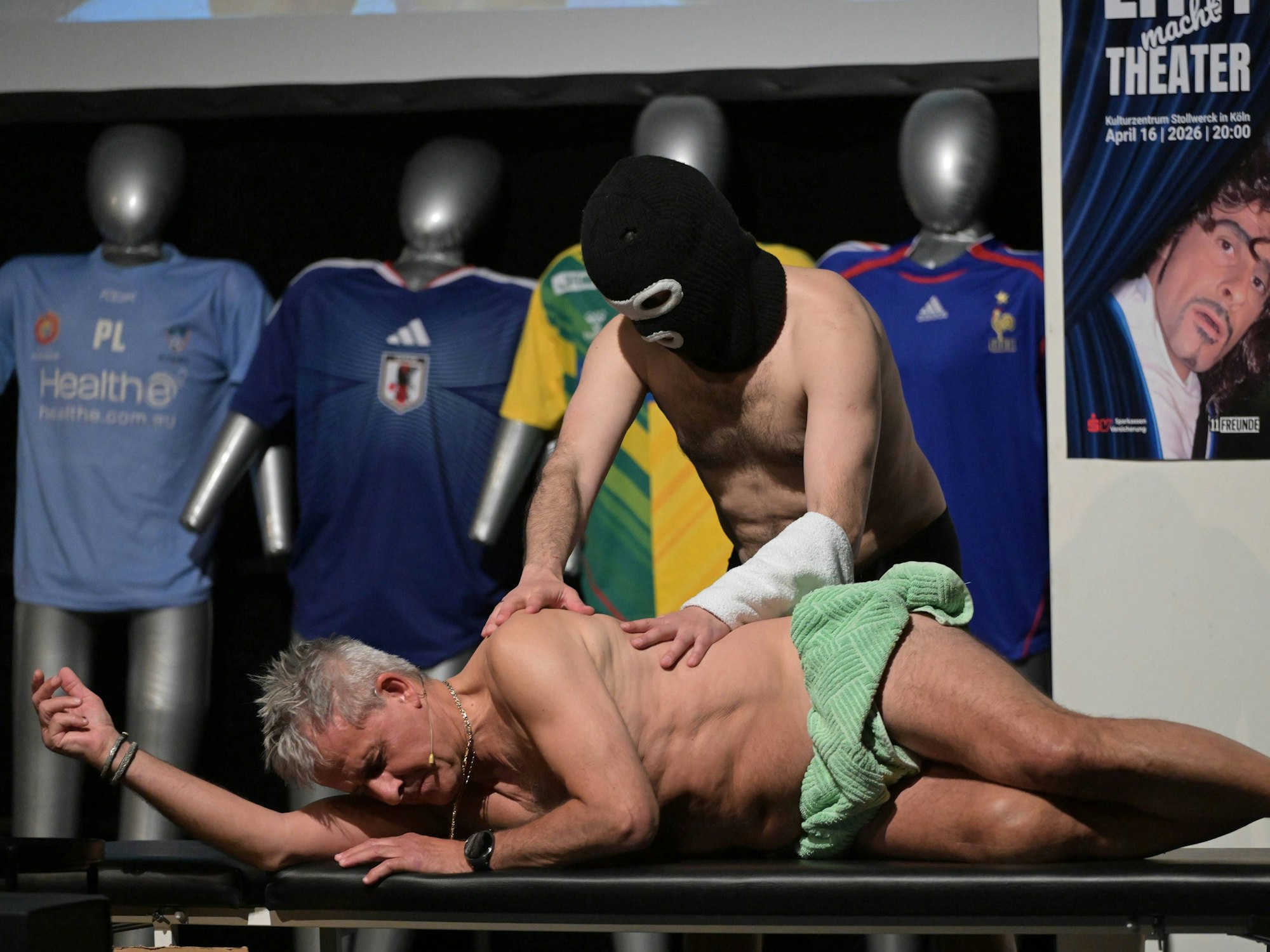 Pierre Littbarski beim Theaterstück in Köln.