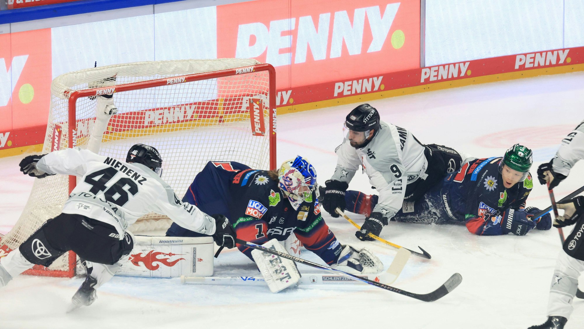 Spielszene im DEL-Duell Eisbären Berlin - Kölner Haie.