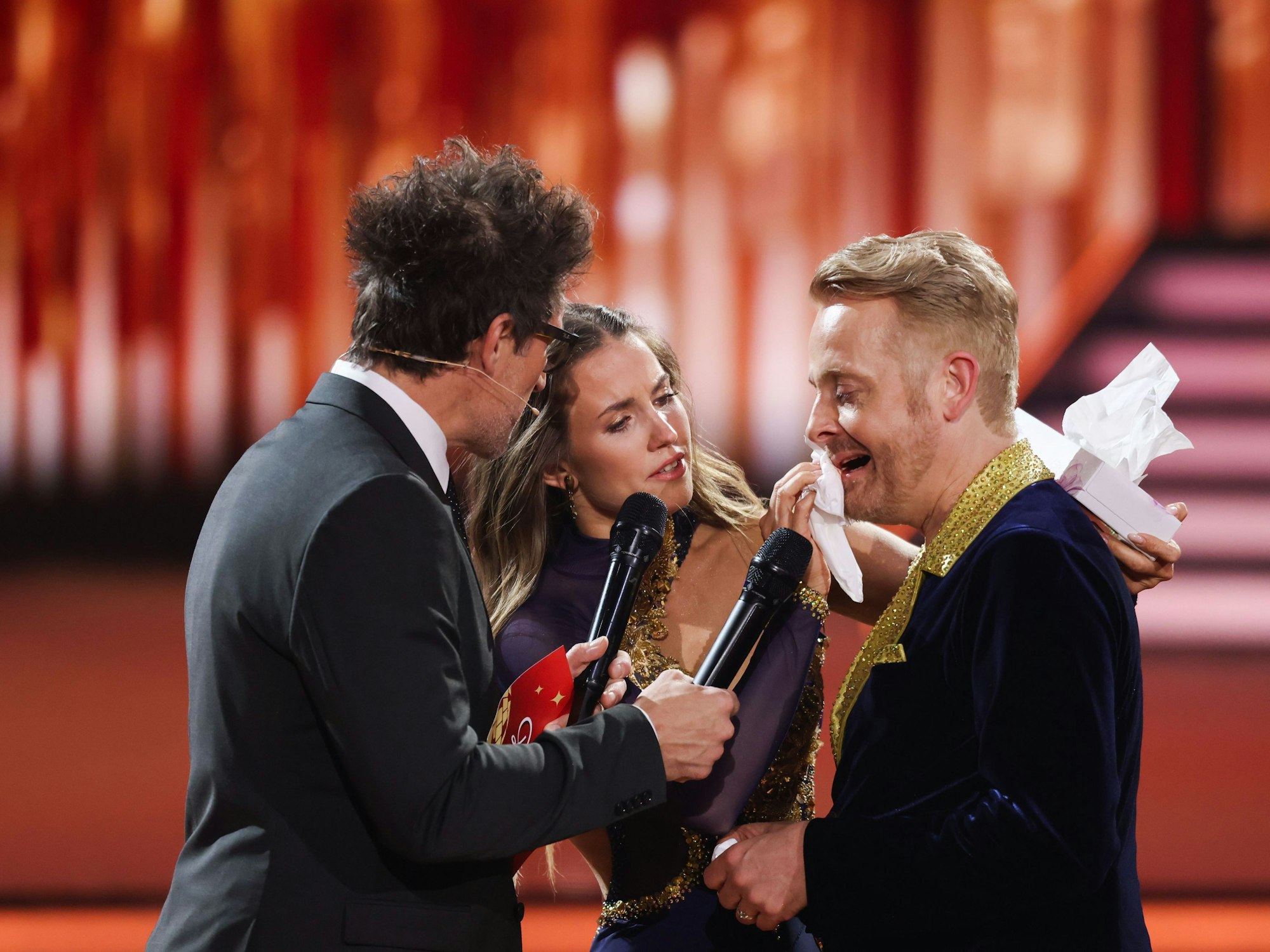 Mariia Maksina putzt Blut aus dem Gesicht von Ross Antony (r).